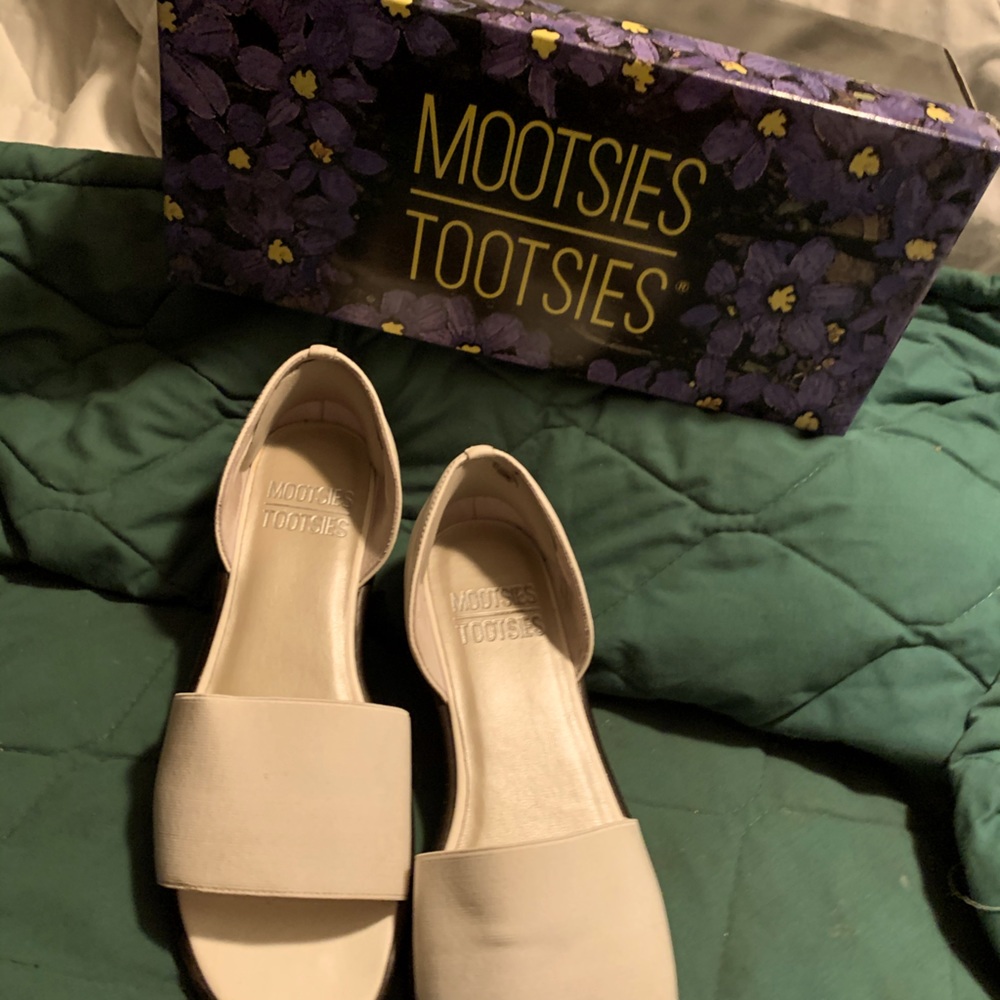 Mootsie tootsie open toe flat elastic whit sandal